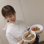 Kyoko Fukada Instagram - ドラマに出て来る食事...本当に美味しくてこの日は撮り終えた後に頂いちゃいました❤️おでん好き🍢（食べ過ぎだね？） ドラマ「隣の家族は青く見える」をご覧くださっている皆様ありがとうございます😊 #皆さんおでんの具は何が好き？ #おでんって何個食べていいい？ #今夜のOnAirは副音声に参加！ #隣の家族は青く見える #kyokofukada