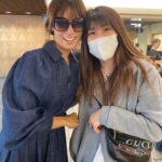 Kyoko Fukada Instagram - 海外のお仕事で１時間差ですれちがいで会えなかったはずだったのに降り口から出たら、さおりちゃんが待っていてくれてびっくりサプライズが😭日本でも嬉しいけど海外でこんなことしてもらってドキドキでした😢💕💕💕💕💕 #さおりちゃんかっこよすぎる #私走り方素すぎて恥ずかしい #いつも元気をもらっちゃう #ありがとうさおりちゃん #皆様はどんなサプライズが好き？ #吉田沙保里 さん #kyokofukada