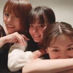 Kyoko Fukada Instagram - 私達が三姉妹としてお仕事させていただいてからもう2年半以上も時が経っているんだねぇと♥️それぞれのお話を順番にしていたら...多部ちゃんがいきなり涙ぽろぽろ...永野めーたんも涙ぽろぽろ...つられて私も涙ぽろぽろ...気が付いたら3人でなぜか大号泣🥺🌸いつのまにかなんでも話せる本当の姉妹みたいになっていたことが嬉しくて、幸せなあったかい涙だったのです😢🎀すごく素敵な熱い夜で胸がギューっとなりました🥺💕 #女優さんの涙って美しいな #一瞬で引き込まれちゃった #多部ちゃんに甘えてる私 #永野めーたん撮 #多部未華子 さん #永野芽郁 さん #kyokofukada