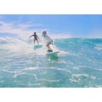 Kyoko Fukada Instagram - お休みの日に久々にサーフィンしました🏄🏻‍♀️🌴 同じ波に師匠のお子様aquaも乗っていた✨この日の波....気持ち良かったなぁ...😆❣️ #SurferGirlAcademy #MitoKasuya #Reflection #11月2日発売