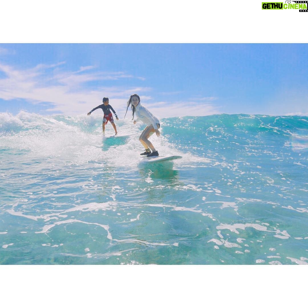 Kyoko Fukada Instagram - お休みの日に久々にサーフィンしました🏄🏻♀️🌴 同じ波に師匠のお子様aquaも乗っていた✨この日の波....気持ち良かったなぁ...😆❣️ #SurferGirlAcademy #MitoKasuya #Reflection #11月2日発売