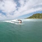 Kyoko Fukada Instagram - いつも写真集の撮影をさせて頂く時は、どうしたら皆さんに喜んで頂けるかなと、考えて、悩んで、スタッフの皆さんと作っているので、全ての写真集に感慨はあるのですが、 20冊目という記念になる写真集を出させていただけることになり、ただただ有り難いです。大好きなハワイに行ってサーフィンをしたり、サップヨガをしたり、海に入ると、水を得た恭子になります(笑)東京では見ることのできないような、アクティブな姿を、撮って頂いたので、是非ご覧頂いて潮風や日差しを感じて頂けたら....今回は動画でも撮って頂けました🐬💕 #あぁまたすぐサーフィンしたい #この動画少し調子に乗っている私お恥ずかしいすみません #BluePalpitations #surfergirlacademy #mitoism #9/20発売 #kyokofukada