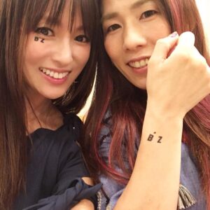 Kyoko Fukada Instagram - 吉田沙保里ちゃんのお誘いで、
B'zさんのLIVEに伺いました💌
私は野外ライブに行ったのは、初めてで会場の熱気とその中でパフォーマンスをされているB'zの方々、バンドの方々、ファンの皆様の一体感、圧巻でした😭‼️私は形から入る方なので（浅はかですみません💦）フェイスシールを手作りして何日も前から楽しみにして勿論、曲も聴きながらそしてどんな曲を唄われるのかを妄想しながら会場に向かいました👀💕もう....感動しっぱなしのあっという間の時間でした.....🎹⭐︎
#連日猛暑ですが皆様のご健康を祈っております
#私は水筒が手放せない日々です
#皆様どうか暑さにご無理なさらず過ごされてくださいね
#吉田沙保里 さん
#kyokofukada
