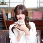 Kyoko Fukada Instagram - ７月14日からTBS金曜ドラマハロー張りネズミが始まります🐭 ドラマに因んでハリネズミと写真を撮らせてもらう機会があったのですがご立腹で針が絶好調にツンツンでした🤣❗️...すごく痛かった...🙂 #ハロー張りネズミ #ごめんハリネズミ