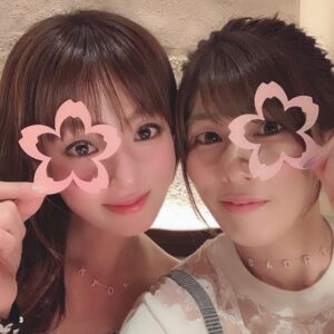 Kyoko Fukada Instagram - ドラマの撮影も終わり、やっと吉田沙保里ちゃんの現役引退お疲れ様でしたの会が出来ました😢なにかお疲れ様の記念にと...お揃いにしてしまいました🎁でも！でも！沙保里ちゃんすぐ動画で素の私をこっそり撮る🤣もう‼️‼️‼️‼️
今年も一緒に桜を観れて良かった🌸大人になってからのお友達って貴重ですね😣💦しかもこんなに素敵で立派なお友達....😢♥️ #皆様は今年の桜はもう観ましたか
#桜が長く咲いているといいな
#お花見お薦め知りたいな
#どうして桜の時期はピンク着たくなっちゃうんだろう
#ピクニックしたいなぁ
#吉田沙保里 さん
#kyokofukada