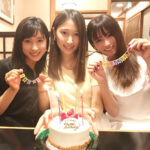Kyoko Fukada Instagram - 先日、大野いとちゃんのお誕生日お祝いをしました🎂2人で待ち合わせしていてサプライズでいきなり土屋太鳳ちゃん登場❤️いとちゃんに内緒で太鳳ちゃんと打ち合わせしていて、チアダンの撮影で忙しい中駆け付けてくれました❣️いとちゃんは太鳳ちゃんの突然の登場であまりにびっくりしてうるうる...それをみて3人でまたうるうる😢実はこの3人で会うのは昨年お花見でお食事に行った以来なので大分久しぶり😍やっと会えました😆いとちゃんたおちゃんは私にとって癒しなのです💕あぁ可愛かった🐣🐥🐰 #最近はいつでもどこでも1番上のお姉ちゃん #大野いと ちゃん #土屋太鳳 ちゃん #kyokofukada