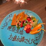Kyoko Fukada Instagram - ドラマの撮影も終わり、やっと吉田沙保里ちゃんの現役引退お疲れ様でしたの会が出来ました😢なにかお疲れ様の記念にと...お揃いにしてしまいました🎁でも！でも！沙保里ちゃんすぐ動画で素の私をこっそり撮る🤣もう‼️‼️‼️‼️ 今年も一緒に桜を観れて良かった🌸大人になってからのお友達って貴重ですね😣💦しかもこんなに素敵で立派なお友達....😢♥️ #皆様は今年の桜はもう観ましたか #桜が長く咲いているといいな #お花見お薦め知りたいな #どうして桜の時期はピンク着たくなっちゃうんだろう #ピクニックしたいなぁ #吉田沙保里 さん #kyokofukada
