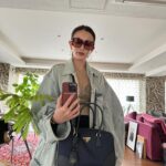 Kyoko Hasegawa Instagram – 暖かくなった途端、心がウキウキしてきます。
ウキウキ、なんてちょっと恥ずかしいワードですがそれしか思いつかない。
人間って、気候や環境に思っている以上に左右される生き物なんだと、改めて実感。

でもこの温度差の激しい時期、体調を崩さぬ様気をつけてくださいね。
と言うわたしも、何だか危ない気配。
今夜は葛根湯を飲んで休みます💦

話は変わって。
ちなみにこのバッグ。
漁網など海から集められたプラスチック廃棄物などを再利用、浄化して作られた、再生ナイロンだそうです。

#PradaReNylon#spring#sunday 
@prada