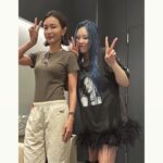 Kyoko Hasegawa Instagram - ちゃんみなさんのLiveへ。 もちろん以前から彼女の楽曲が好きだったのですが、Liveのパフォーマンスに圧倒され、あっという間に終わった数時間。 何より彼女のメッセージがとても強い。 本来なら背を背けたいような弱い部分と向き合いそれを表現に変える彼女に敬意、共感、感動をしました。 わたしは大人になってしまい、自分の弱い部分をなかなか見せられない。 それは恥ずかしかったり、カッコつけたかったり。 それ以上にそれを出すと立っていられなくなるくらい弱い自分がいるからかもしれません。 でも人の心を奪い、エネルギーを与える程のパワーを持つためには、自分に正直である事だと感じたこのLive。 Thank you, Chanmina-san. I was so moved by your performance❤️