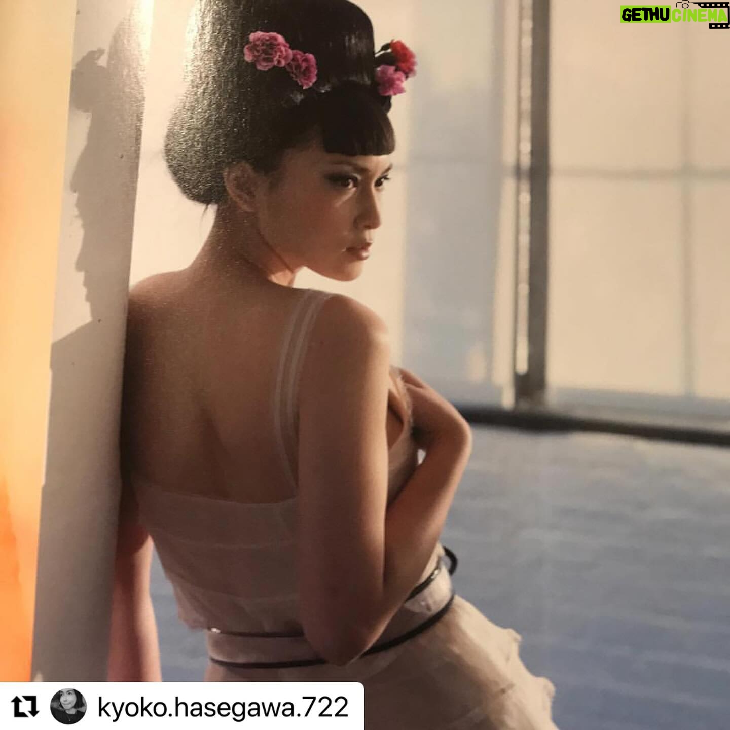 Kyoko Hasegawa Instagram - Karl Lagerfeldに撮影してもらった写真。 2006年。 彼の命日である2/19の数日前に、メイクをしてくれた @studio_ayako さんと2006年以来でご一緒させていただきました。 偶然なのか必然なのか。 Ayakoさんとその頃を懐かしみながら、今思えばKarlとAyakoさんというスペシャルなお2人のと撮影を共に出来たこと、光栄に思っています。 今でもわたしの宝物です。 #voguejapon#karllagerfeld#2006#02192019