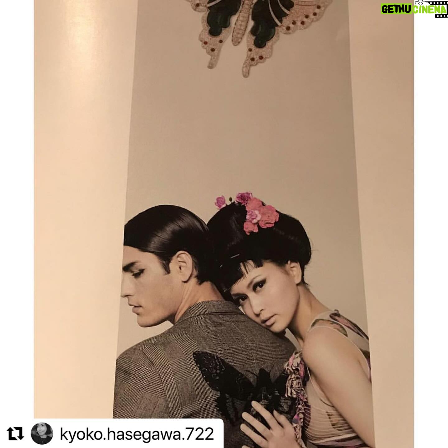 Kyoko Hasegawa Instagram - Karl Lagerfeldに撮影してもらった写真。 2006年。 彼の命日である2/19の数日前に、メイクをしてくれた @studio_ayako さんと2006年以来でご一緒させていただきました。 偶然なのか必然なのか。 Ayakoさんとその頃を懐かしみながら、今思えばKarlとAyakoさんというスペシャルなお2人のと撮影を共に出来たこと、光栄に思っています。 今でもわたしの宝物です。 #voguejapon#karllagerfeld#2006#02192019