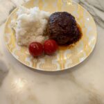 Kyoko Hasegawa Instagram - 喉の痛みと微熱で学校をお休みした娘。 朝は食欲もなく起きられない状態だったのですが、ようやくムクリとベッドから這い出し、昨晩のハンバーグがまた食べたい、とリクエスト。 食欲もあるし、まあ大丈夫か🙆 @diptyque #diptyque