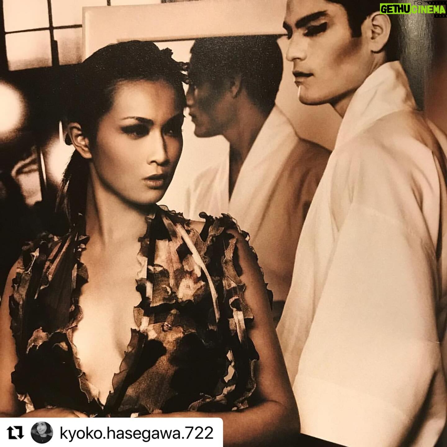 Kyoko Hasegawa Instagram - Karl Lagerfeldに撮影してもらった写真。 2006年。 彼の命日である2/19の数日前に、メイクをしてくれた @studio_ayako さんと2006年以来でご一緒させていただきました。 偶然なのか必然なのか。 Ayakoさんとその頃を懐かしみながら、今思えばKarlとAyakoさんというスペシャルなお2人のと撮影を共に出来たこと、光栄に思っています。 今でもわたしの宝物です。 #voguejapon#karllagerfeld#2006#02192019