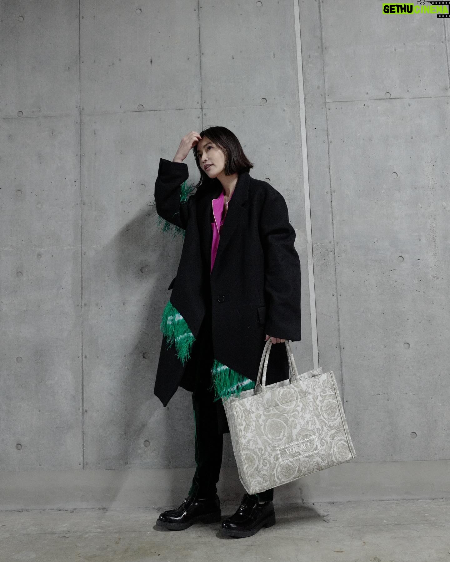 Kyoko Hasegawa Instagram - 冬のコーディネートが苦手です。 寒くて防寒がプライオリティになってしまい、気合いを入れないと雪だるまみたいになってしまうから😂 この日は少し暖かかったので、オシャレを頑張りました😎 #bag @versace #jacket @driesvannoten #shirt @numeroventuno #pants @h.a