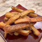 Kyoko Hasegawa Instagram – ある食卓の時間。
子ども達がふと、”ママの料理で好きな物”を言い始めました。
いくつか発表し合ううちに出て来たもので、”パンの耳のお菓子”と言うものがありました。
これは子ども達が幼稚園に通っていた頃、よく作っていたもので、サンドイッチのお弁当を作る際に切ったパンの耳で作っていたもの。
サンドイッチの具は大抵卵andハムチーズの2種類でしたが、それだけでは飽きるかな、とデザート代わりに、いちごジャムを塗ってクルクル巻いたパンも入れていました。
そのイチゴパンも大好きだったと、昔を懐かしむ様に話す2人。
ああ、これっていわゆる”お袋の味”ってやつなのかなあ、と感慨深くなる。
そして翌日、早速サンドイッチの材料を買いに行きました。
つい最近までパン屋さんで、パンの耳だけ大きな袋にパンパンに入れたものが売っていたと思うのだけど、最近は見なくなったなあ、最初からパンの耳をカットしてあるものも売っているけど、それだとお菓子が作れないしな。と結局、12枚切りの食パンを購入し、家で食パンの耳をカットし、お菓子を作りました。
お菓子と言っても、多めのオリーブオイルとバターで揚げ焼きし、それにきび砂糖とシナモン少々を絡めるだけ。
出来立てはとっても美味しいのだけど、背徳感たっぷり。 
手が止まらない…
美味しい….

皆さんも是非、作ってみてください😋
#lunchbox#sandwich#lask