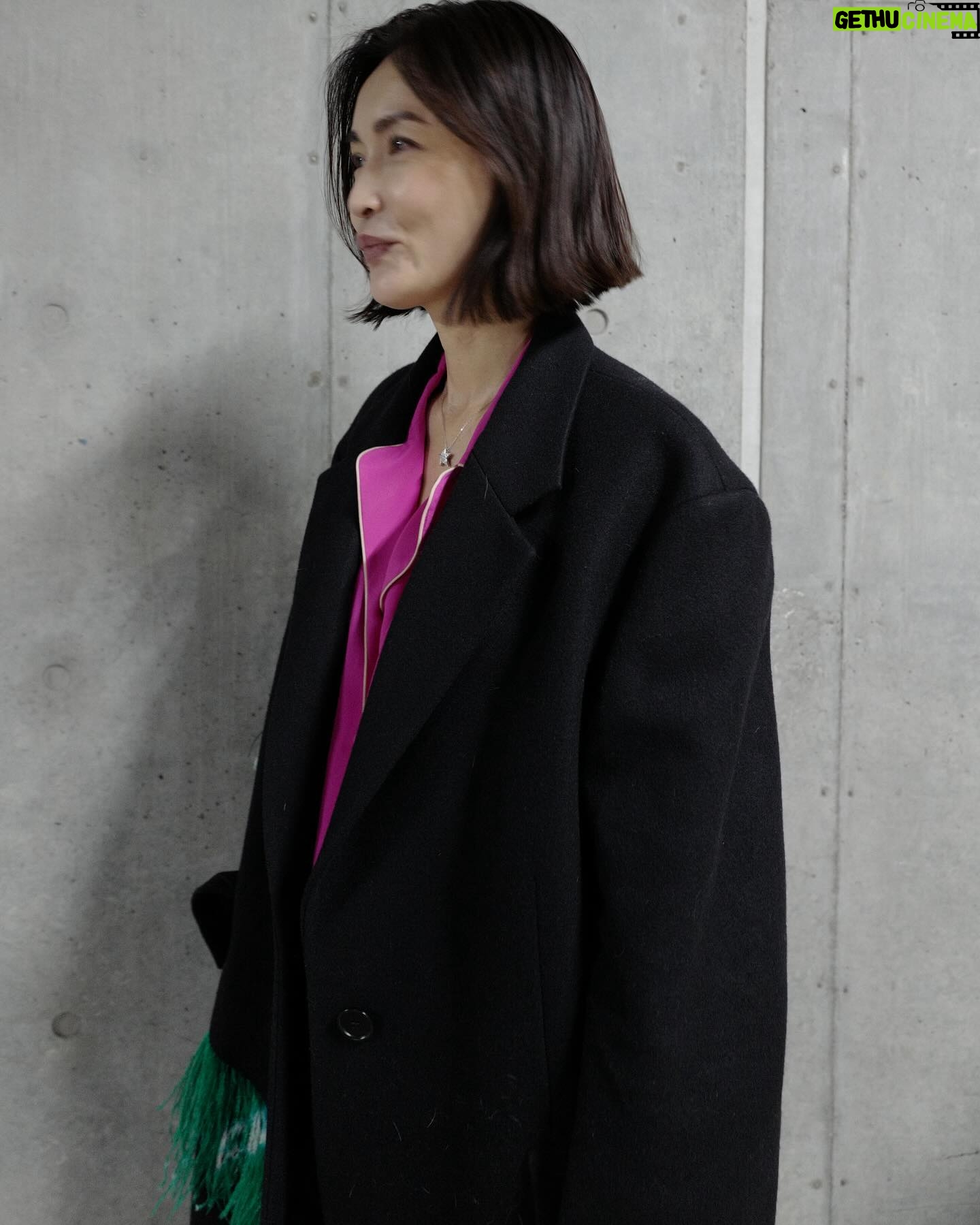 Kyoko Hasegawa Instagram - 冬のコーディネートが苦手です。 寒くて防寒がプライオリティになってしまい、気合いを入れないと雪だるまみたいになってしまうから😂 この日は少し暖かかったので、オシャレを頑張りました😎 #bag @versace #jacket @driesvannoten #shirt @numeroventuno #pants @h.a