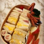 Kyoko Hasegawa Instagram – ある食卓の時間。
子ども達がふと、”ママの料理で好きな物”を言い始めました。
いくつか発表し合ううちに出て来たもので、”パンの耳のお菓子”と言うものがありました。
これは子ども達が幼稚園に通っていた頃、よく作っていたもので、サンドイッチのお弁当を作る際に切ったパンの耳で作っていたもの。
サンドイッチの具は大抵卵andハムチーズの2種類でしたが、それだけでは飽きるかな、とデザート代わりに、いちごジャムを塗ってクルクル巻いたパンも入れていました。
そのイチゴパンも大好きだったと、昔を懐かしむ様に話す2人。
ああ、これっていわゆる”お袋の味”ってやつなのかなあ、と感慨深くなる。
そして翌日、早速サンドイッチの材料を買いに行きました。
つい最近までパン屋さんで、パンの耳だけ大きな袋にパンパンに入れたものが売っていたと思うのだけど、最近は見なくなったなあ、最初からパンの耳をカットしてあるものも売っているけど、それだとお菓子が作れないしな。と結局、12枚切りの食パンを購入し、家で食パンの耳をカットし、お菓子を作りました。
お菓子と言っても、多めのオリーブオイルとバターで揚げ焼きし、それにきび砂糖とシナモン少々を絡めるだけ。
出来立てはとっても美味しいのだけど、背徳感たっぷり。 
手が止まらない…
美味しい….

皆さんも是非、作ってみてください😋
#lunchbox#sandwich#lask