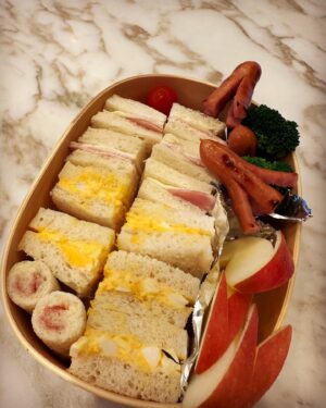 Kyoko Hasegawa Instagram - ある食卓の時間。
子ども達がふと、"ママの料理で好きな物"を言い始めました。
いくつか発表し合ううちに出て来たもので、"パンの耳のお菓子"と言うものがありました。
これは子ども達が幼稚園に通っていた頃、よく作っていたもので、サンドイッチのお弁当を作る際に切ったパンの耳で作っていたもの。
サンドイッチの具は大抵卵andハムチーズの2種類でしたが、それだけでは飽きるかな、とデザート代わりに、いちごジャムを塗ってクルクル巻いたパンも入れていました。
そのイチゴパンも大好きだったと、昔を懐かしむ様に話す2人。
ああ、これっていわゆる"お袋の味"ってやつなのかなあ、と感慨深くなる。
そして翌日、早速サンドイッチの材料を買いに行きました。
つい最近までパン屋さんで、パンの耳だけ大きな袋にパンパンに入れたものが売っていたと思うのだけど、最近は見なくなったなあ、最初からパンの耳をカットしてあるものも売っているけど、それだとお菓子が作れないしな。と結局、12枚切りの食パンを購入し、家で食パンの耳をカットし、お菓子を作りました。
お菓子と言っても、多めのオリーブオイルとバターで揚げ焼きし、それにきび砂糖とシナモン少々を絡めるだけ。
出来立てはとっても美味しいのだけど、背徳感たっぷり。 
手が止まらない...
美味しい....

皆さんも是非、作ってみてください😋
#lunchbox#sandwich#lask