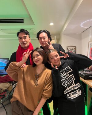 Kyoko Hasegawa Instagram - 今年は張り切って10kgのターキーを注文。
想像以上の大物にひっくり返りそうになりましたが、皆で頑張って食べて、残りは骨と一緒にスープにしようと思います。
最高なクリスマスをありがとう❤️
#christmas#party 
@hiroyuki.watanabe
@kiho 
@toko_aran 
@naokotoida 
@shuco.hair