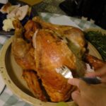Kyoko Hasegawa Instagram - 今年は張り切って10kgのターキーを注文。 想像以上の大物にひっくり返りそうになりましたが、皆で頑張って食べて、残りは骨と一緒にスープにしようと思います。 最高なクリスマスをありがとう❤️ #christmas#party @hiroyuki.watanabe @kiho @toko_aran @naokotoida @shuco.hair