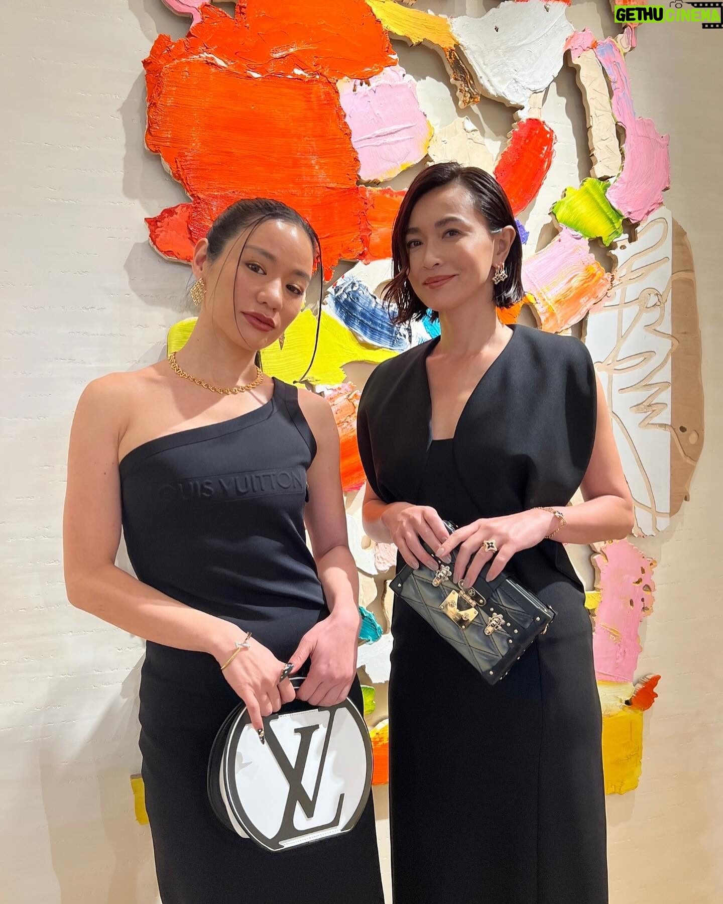 Kyoko Hasegawa Instagram - ルイ・ヴィトンのウォッチ &ファインジュエリーのクリエイティブ・ディレクターを務めるフランチェスカ・アムフィテアトロフが来日し、ジュエリープレゼンテーションが開催されました。 新作メンズファインジュエリー「レ ガストン ヴィトン」は、様々なデザイン要素が盛り込まれたユニークなコレクションです。 デザイナーのフランチェスカが創り出すジュエリーはモダンでありファッショナブルであり、繊細で。 彼女自身とてもフレンドリーな方で。デザイナーだけでなく、可愛いティーンの女の子の母である、マルチタスクな方。 とても素敵な方でした。 Thank you for inviting @louisvuitton 美しいプレゼントテーションに素晴らしく美味しいお食事を ありがとうございました😊 @louisvuitton @francescaamfitheatrof #LesGastonsVuitton #LVWatch #LVFashion #InvitedbyLouisVuitton #PR