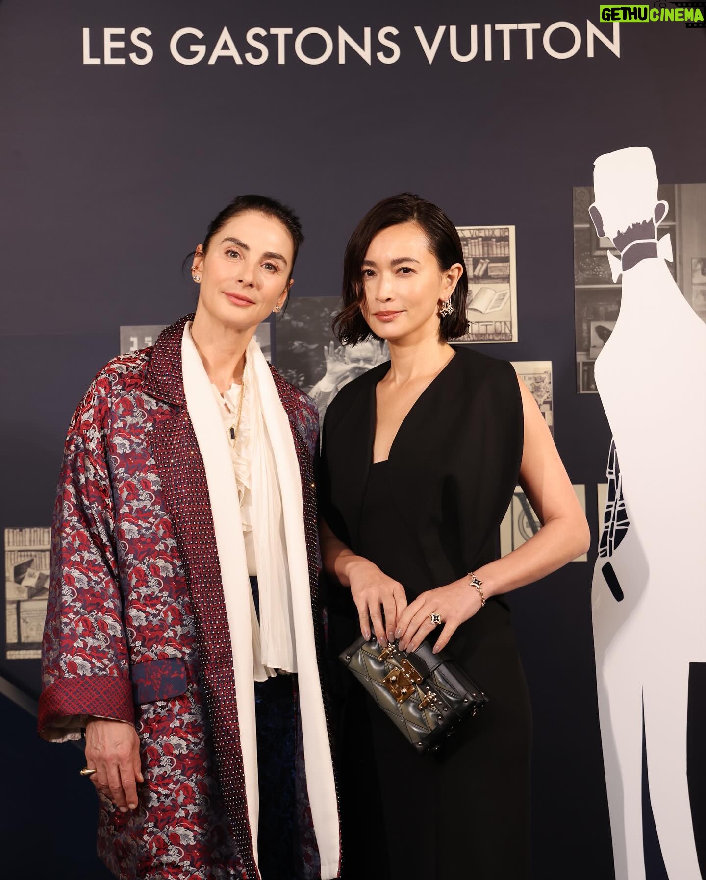 Kyoko Hasegawa Instagram - ルイ・ヴィトンのウォッチ &ファインジュエリーのクリエイティブ・ディレクターを務めるフランチェスカ・アムフィテアトロフが来日し、ジュエリープレゼンテーションが開催されました。 新作メンズファインジュエリー「レ ガストン ヴィトン」は、様々なデザイン要素が盛り込まれたユニークなコレクションです。 デザイナーのフランチェスカが創り出すジュエリーはモダンでありファッショナブルであり、繊細で。 彼女自身とてもフレンドリーな方で。デザイナーだけでなく、可愛いティーンの女の子の母である、マルチタスクな方。 とても素敵な方でした。 Thank you for inviting @louisvuitton 美しいプレゼントテーションに素晴らしく美味しいお食事を ありがとうございました😊 @louisvuitton @francescaamfitheatrof #LesGastonsVuitton #LVWatch #LVFashion #InvitedbyLouisVuitton #PR