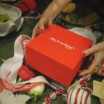 Kyoko Hasegawa Instagram - 今年は張り切って10kgのターキーを注文。 想像以上の大物にひっくり返りそうになりましたが、皆で頑張って食べて、残りは骨と一緒にスープにしようと思います。 最高なクリスマスをありがとう❤️ #christmas#party @hiroyuki.watanabe @kiho @toko_aran @naokotoida @shuco.hair