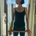 Kyoko Hasegawa Instagram - ピラティスを再開して半年程経ちます。 体のコンディションが良い時も、悪い時もある。 当たり前なのだけど、意識を深く集中してやるトレーニングだからこそ、そのコンディションが更に見えてくる。 深く意識するほど、体は繊細で、日々の生活から受ける良いこともストレスも、体が受けているんだなあ、と感じます。 わたしは今、ピラティスとワークアウトを週に1回ずつやっていますが、このバランスが丁度良い。 でも確実に、筋肉の疲労回復にかかる時間は長くなってきているな、と感じています...😅 #pilates#workout
