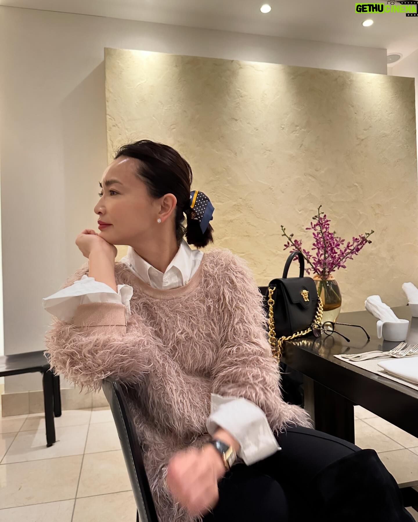 Kyoko Hasegawa Instagram - 3/8。 国際女性デーです。 そんな夜、わたしが最近関わらせてもらっている"トーキョーツキイチMTG"という番組のスタッフの方々と、これからの女性について、番組で何が出来るかを話し合ってきました。 女性の身体に起こる事、そして女性が社会的にまだ滞りを感じる所。 まだまだ勉強する事がたくさんあります。 この番組を観て、共感し、少しでも気分が楽になってくれたら。 そう思っています。 @fod_official で観れるので、お時間のある時に観てくださいね。 そして。 前に向かって頑張って歩いている、全ての女性に。 敬意とミモザの花を💐🙏 #国際女性デー #mimosa#トーキョーツキイチmtg @fod_official