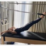 Kyoko Hasegawa Instagram - ピラティスを再開して半年程経ちます。 体のコンディションが良い時も、悪い時もある。 当たり前なのだけど、意識を深く集中してやるトレーニングだからこそ、そのコンディションが更に見えてくる。 深く意識するほど、体は繊細で、日々の生活から受ける良いこともストレスも、体が受けているんだなあ、と感じます。 わたしは今、ピラティスとワークアウトを週に1回ずつやっていますが、このバランスが丁度良い。 でも確実に、筋肉の疲労回復にかかる時間は長くなってきているな、と感じています...😅 #pilates#workout