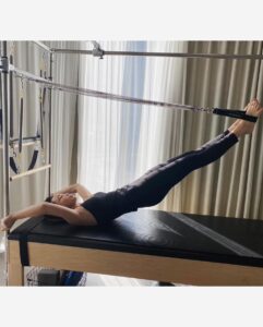 Kyoko Hasegawa Instagram - ピラティスを再開して半年程経ちます。 体のコンディションが良い時も、悪い時もある。 当たり前なのだけど、意識を深く集中してやるトレーニングだからこそ、そのコンディションが更に見えてくる。 深く意識するほど、体は繊細で、日々の生活から受ける良いこともストレスも、体が受けているんだなあ、と感じます。 わたしは今、ピラティスとワークアウトを週に1回ずつやっていますが、このバランスが丁度良い。 でも確実に、筋肉の疲労回復にかかる時間は長くなってきているな、と感じています...😅 #pilates#workout