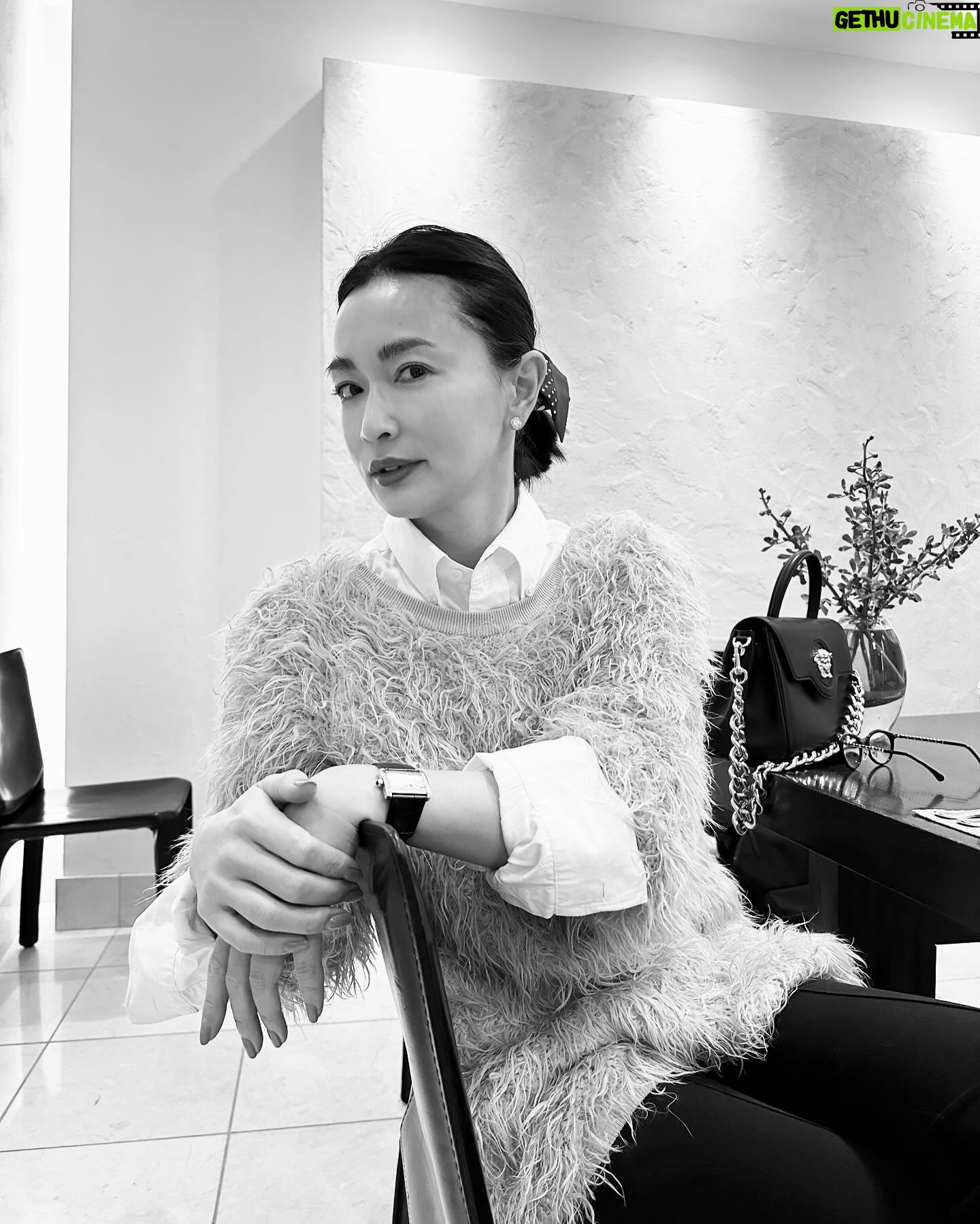 Kyoko Hasegawa Instagram - 3/8。 国際女性デーです。 そんな夜、わたしが最近関わらせてもらっている"トーキョーツキイチMTG"という番組のスタッフの方々と、これからの女性について、番組で何が出来るかを話し合ってきました。 女性の身体に起こる事、そして女性が社会的にまだ滞りを感じる所。 まだまだ勉強する事がたくさんあります。 この番組を観て、共感し、少しでも気分が楽になってくれたら。 そう思っています。 @fod_official で観れるので、お時間のある時に観てくださいね。 そして。 前に向かって頑張って歩いている、全ての女性に。 敬意とミモザの花を💐🙏 #国際女性デー #mimosa#トーキョーツキイチmtg @fod_official