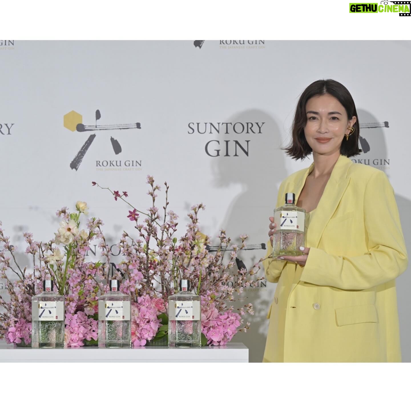 Kyoko Hasegawa Instagram - サントリーのジャパニーズクラフトジンROKU〈六〉 @suntory_rokugin_japanのイベントに参加させていただきました。 ROKUは日本の四季それぞれの旬の和素材を6種使用したジン。 わたしはそこに趣深さを感じました。 そして会場には四季を4つに分けて作り込んだ空間があり、そこは日本の春夏秋冬を美しく詰め込んでいました。 そんな中でいただくROKUは香りが華やか、お味は爽やか。 この季節におすすめでした。 みなさんも会場で体験してみてください! @suntory_rokugin_japan #ジャパニーズクラフトジンroku #ROKUジンソーダ #サントリー #PR