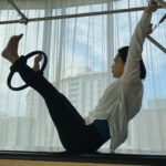 Kyoko Hasegawa Instagram - ピラティスを再開して半年程経ちます。 体のコンディションが良い時も、悪い時もある。 当たり前なのだけど、意識を深く集中してやるトレーニングだからこそ、そのコンディションが更に見えてくる。 深く意識するほど、体は繊細で、日々の生活から受ける良いこともストレスも、体が受けているんだなあ、と感じます。 わたしは今、ピラティスとワークアウトを週に1回ずつやっていますが、このバランスが丁度良い。 でも確実に、筋肉の疲労回復にかかる時間は長くなってきているな、と感じています...😅 #pilates#workout