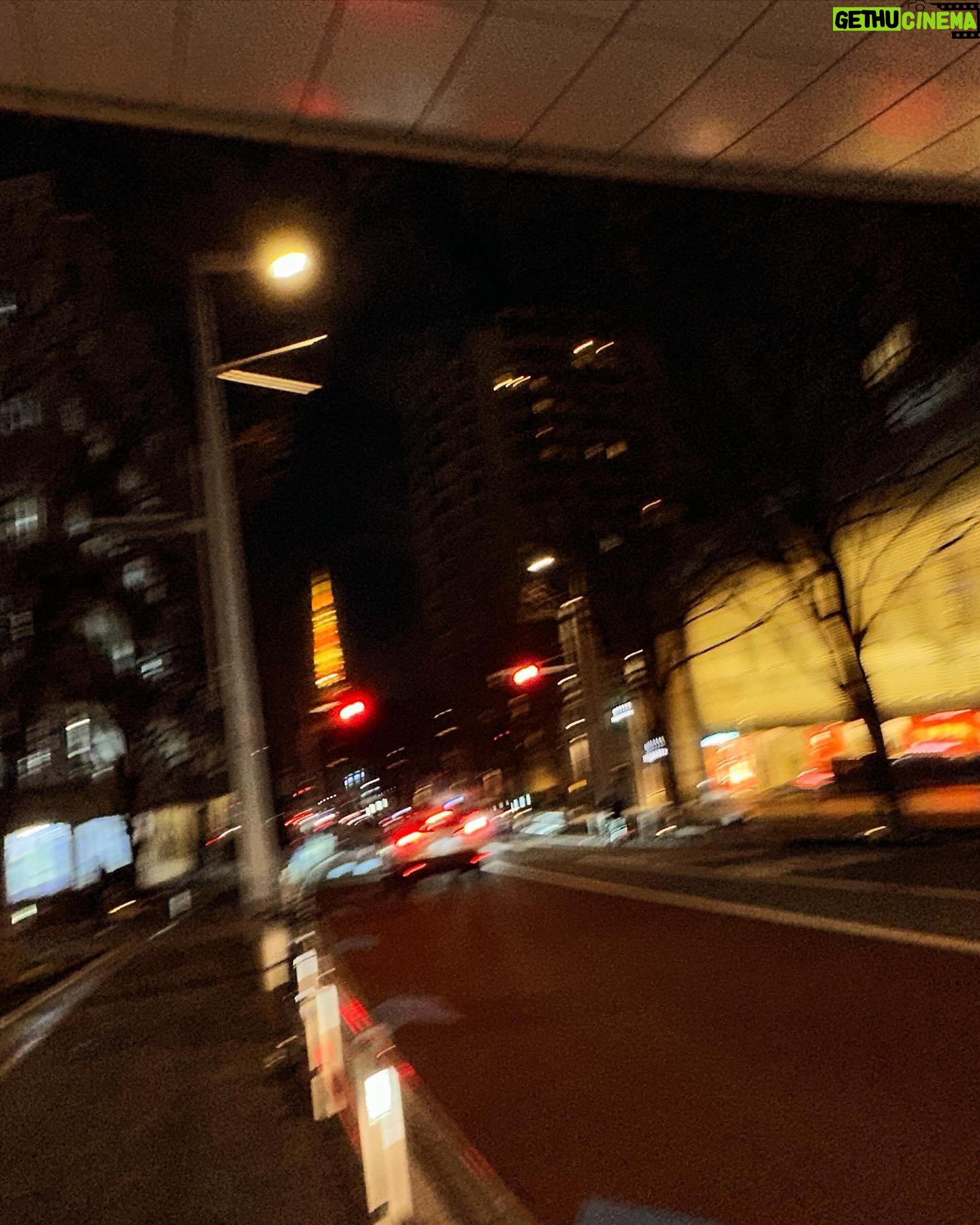 Kyoko Hasegawa Instagram - 3/8。 国際女性デーです。 そんな夜、わたしが最近関わらせてもらっている"トーキョーツキイチMTG"という番組のスタッフの方々と、これからの女性について、番組で何が出来るかを話し合ってきました。 女性の身体に起こる事、そして女性が社会的にまだ滞りを感じる所。 まだまだ勉強する事がたくさんあります。 この番組を観て、共感し、少しでも気分が楽になってくれたら。 そう思っています。 @fod_official で観れるので、お時間のある時に観てくださいね。 そして。 前に向かって頑張って歩いている、全ての女性に。 敬意とミモザの花を💐🙏 #国際女性デー #mimosa#トーキョーツキイチmtg @fod_official