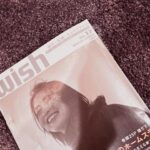 Kyoko Hasegawa Instagram – 2004年に初めてホームステイをしました。
24歳の時です。場所はサンフランシスコに。
仕事でオファーをいただき行ったのですが、その時の記事が残っていて、インタビューを読み返す。
当時、女優のお仕事を始めてから、まだ数年の頃。
既に自分に莫大なプレッシャーを掲げ、そのプレッシャーに押し潰されそうになっていたわたし。
良くも悪くも真面目な性格。
もっと肩の力を抜いて楽しめば良かったのに、と思うけれど、きっと今のわたしがこの頃のわたしになっても、そうは出来ないだろう。
人の性格はそう簡単に変われない😅
とにかく、このプチホームステイの経験がわたしにはインプット出来る機会であり、フラットな気持ちに戻れる場所でありました。
その後すぐに、またサンフランシスコへホームステイを。
その後は1週間以上の休みが出来る度に、パリやNYにふらり1人で行きました。
あの頃たくさん旅に出た経験は、間違いなく今のわたしの一部であります。
30代は子供がまだ小さい事もあり、行く場所はハワイ。
少し大きくなってからはシンガポールやLAにも行きました。
今年は息子とNYへ。
20代の頃数えきれないくらい行っていたNYに息子と2人。
そして娘とは韓国へ。
1人で行く旅、子供と行く旅、さらに言うと子供の成長により行ける場所の選択肢が広がってきて。
そう思うと、旅って面白い。
人生のフェーズで行く場所が変わったり、若い頃に行った場所が今では違う感じ方をしたり。

今年はたくさん旅に出ました。
来年も、いろいろな場所に行きたいなと、思います。
#travel 
#wish