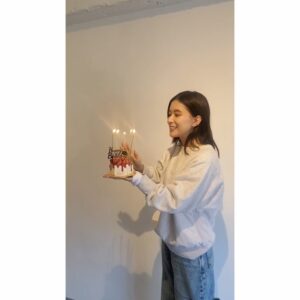 Kyoko Yoshine Instagram - 27歳になりました！
たくさんメッセージありがとうございます！

今日は素敵な現場で過ごす事ができました✨
お祝いしてもらえて嬉しすぎましたー！！！
ありがとうございました🌼

27歳も頑張ります！
よろしくお願いします！！