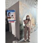 Kyoko Yoshine Instagram - 先日プライベートで大阪のモネ展を見てきました...！ 音声ガイド聴きながら回りました。 やっぱりモネ素敵だなぁ...。 素敵な展覧会に携われてとっても嬉しいです。 改めて、ありがとうございました！ モネ100%というとても貴重な展覧会。 大阪中之島美術館がラストチャンスです。 5月6日までですので、まだの方、是非！！！ なんか首にいっぱい紐ぶら下げて絡まってる芳根も置いておきます。 #モネ展