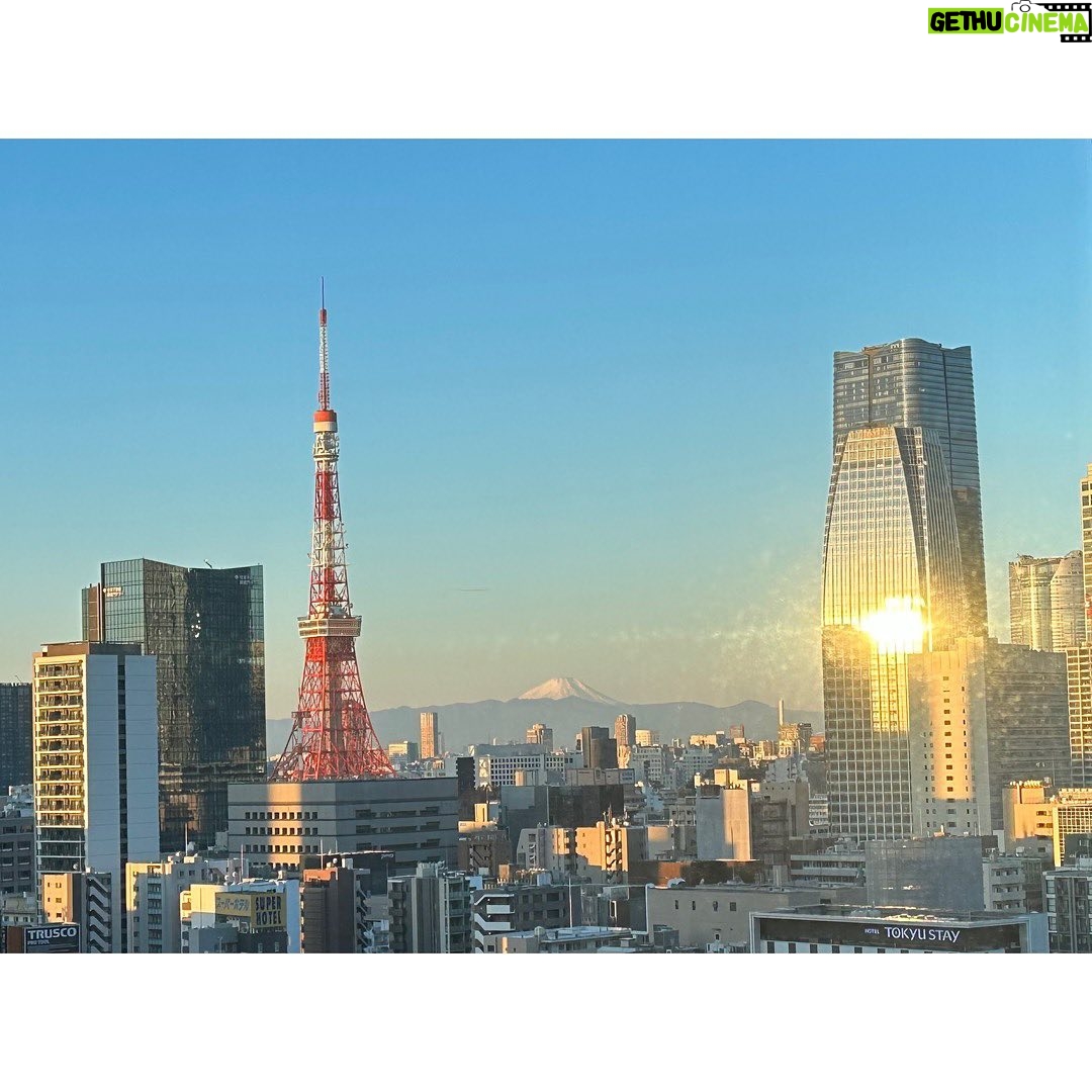 Kyoko Yoshine - 55.3K Likes - 2024年が始まって9日が経ってしまいました。
被害に遭われた全ての皆様、ご家族の皆様、心よりお見舞い申し上げます。
まだまだ不安な日々を過ごされている方がたくさんいらっしゃると思います。
何か少しでも力になる事が出来たらと考え
微力ながら日本赤十字社に寄付させていただきました。
どうか、どうか、
これ以上被害が広がらない事を、
そして1日でも早く皆さまが安心して過ごせる日が来る事を、心から祈っています。
遅ればせながら新年のご挨拶をさせていただきます。
本年もどうぞよろしくお願い致します。
2024年
それぞれのペースで
一歩一歩進んでいきましょうね。
私も2024年一発目の作品の撮影が始まっています。
皆さんにより良い作品をお届けできるよう精一杯頑張りたいと思います。
こちらも遅くなってしまいましたが、
年始にお邪魔させていただいた番組のお写真たちをまとめて載せますね。
せっかくグルメに、新春◎✖︎部、家ついて行ってイイですか?と、
ご覧いただきありがとうございました☺︎