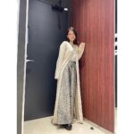 Kyoko Yoshine Instagram - 2024年が始まって9日が経ってしまいました。 被害に遭われた全ての皆様、ご家族の皆様、心よりお見舞い申し上げます。 まだまだ不安な日々を過ごされている方がたくさんいらっしゃると思います。 何か少しでも力になる事が出来たらと考え 微力ながら日本赤十字社に寄付させていただきました。 どうか、どうか、 これ以上被害が広がらない事を、 そして1日でも早く皆さまが安心して過ごせる日が来る事を、心から祈っています。 遅ればせながら新年のご挨拶をさせていただきます。 本年もどうぞよろしくお願い致します。 2024年 それぞれのペースで 一歩一歩進んでいきましょうね。 私も2024年一発目の作品の撮影が始まっています。 皆さんにより良い作品をお届けできるよう精一杯頑張りたいと思います。 こちらも遅くなってしまいましたが、 年始にお邪魔させていただいた番組のお写真たちをまとめて載せますね。 せっかくグルメに、新春◎✖︎部、家ついて行ってイイですか？と、 ご覧いただきありがとうございました☺︎
