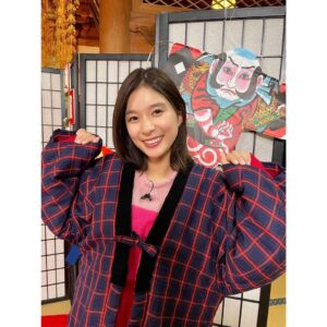 Kyoko Yoshine Instagram - 2024年が始まって9日が経ってしまいました。

被害に遭われた全ての皆様、ご家族の皆様、心よりお見舞い申し上げます。
まだまだ不安な日々を過ごされている方がたくさんいらっしゃると思います。
何か少しでも力になる事が出来たらと考え
微力ながら日本赤十字社に寄付させていただきました。

どうか、どうか、
これ以上被害が広がらない事を、
そして1日でも早く皆さまが安心して過ごせる日が来る事を、心から祈っています。

遅ればせながら新年のご挨拶をさせていただきます。
本年もどうぞよろしくお願い致します。

2024年
それぞれのペースで
一歩一歩進んでいきましょうね。

私も2024年一発目の作品の撮影が始まっています。
皆さんにより良い作品をお届けできるよう精一杯頑張りたいと思います。

こちらも遅くなってしまいましたが、
年始にお邪魔させていただいた番組のお写真たちをまとめて載せますね。
せっかくグルメに、新春◎✖︎部、家ついて行ってイイですか？と、
ご覧いただきありがとうございました☺︎