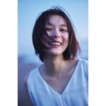 Kyoko Yoshine Instagram - 本日無事26歳になりました！ メッセージたくさん ありがとうございます！ そしてこの春でデビューして10年！ということで10周年の記念に写真集を出させてもらう事になりました！ 今回の写真集はなんと石川慶監督に企画、プロデュースをしていただきました。嬉しすぎる....。 「女優の芳根京子と、女優の道を選ばなかった芳根京子が同時に存在していたら...」というテーマで、 誰も見た事のない芳根京子、みんなが知る芳根京子、素の芳根京子、私自身今挑戦したいこと… いろんな表情がいっぱい詰め込まれた1冊です☺︎ 6年ぶりの写真集です！ 6月17日発売です！ 詳しくは今日のインスタライブでお話ししたいと思います！　 20時30分からやりまーす！ それでは26歳の芳根もよろしくお願いします！