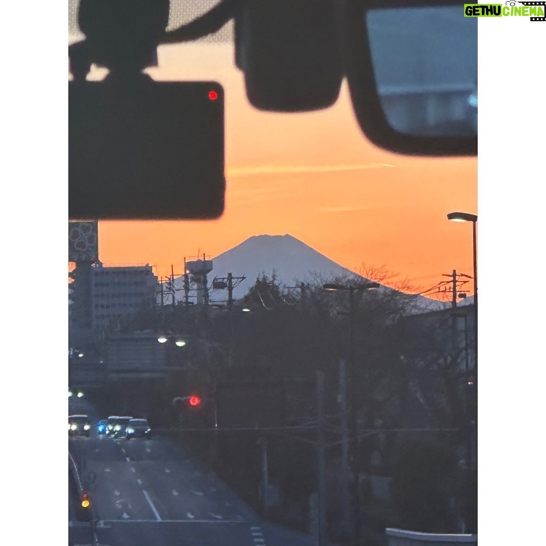 Kyoko Yoshine - 86.2K Likes - あっという間に大晦日。
今年もたくさんお世話になりました。
ありがとうございました☺︎
初めてお芝居をしたあの日から10年という節目だった2023年。
今年は写真集だったりイベントだったり...
いつも以上に皆さんと交流出来て嬉しかったです。
会いに来てくれてありがとうございました🌼
楽しんでいただけましたでしょうか?
2024年はどんな年になるかな。
またひとつひとつ精一杯頑張っていきたいと思います。
来年もみんなで一緒に進んでいきましょう。
なかなか更新できていなかったので
最近の思い出と共に🎄🍺🗻💇♀️💫
みなさま良いお年をお迎えください。