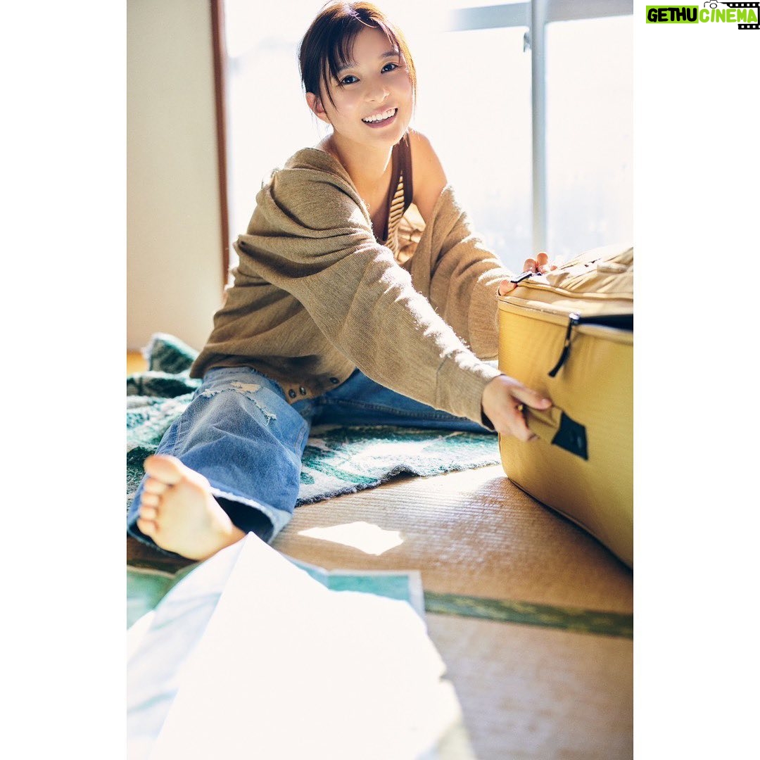 Kyoko Yoshine - 147.1K Likes - 本日無事26歳になりました!
メッセージたくさん
ありがとうございます!
そしてこの春でデビューして10年!ということで10周年の記念に写真集を出させてもらう事になりました!
今回の写真集はなんと石川慶監督に企画、プロデュースをしていただきました。嬉しすぎる....。
「女優の芳根京子と、女優の道を選ばなかった芳根京子が同時に存在していたら...」というテーマで、
誰も見た事のない芳根京子、みんなが知る芳根京子、素の芳根京子、私自身今挑戦したいこと…
いろんな表情がいっぱい詰め込まれた1冊です☺︎
6年ぶりの写真集です!
6月17日発売です!
詳しくは今日のインスタライブでお話ししたいと思います!
20時30分からやりまーす!
それでは26歳の芳根もよろしくお願いします!