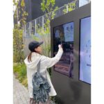 Kyoko Yoshine Instagram - 先日プライベートで大阪のモネ展を見てきました...！ 音声ガイド聴きながら回りました。 やっぱりモネ素敵だなぁ...。 素敵な展覧会に携われてとっても嬉しいです。 改めて、ありがとうございました！ モネ100%というとても貴重な展覧会。 大阪中之島美術館がラストチャンスです。 5月6日までですので、まだの方、是非！！！ なんか首にいっぱい紐ぶら下げて絡まってる芳根も置いておきます。 #モネ展