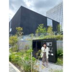 Kyoko Yoshine Instagram - 先日プライベートで大阪のモネ展を見てきました...！ 音声ガイド聴きながら回りました。 やっぱりモネ素敵だなぁ...。 素敵な展覧会に携われてとっても嬉しいです。 改めて、ありがとうございました！ モネ100%というとても貴重な展覧会。 大阪中之島美術館がラストチャンスです。 5月6日までですので、まだの方、是非！！！ なんか首にいっぱい紐ぶら下げて絡まってる芳根も置いておきます。 #モネ展