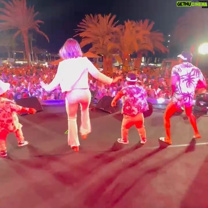 Léo Santana Instagram - Dump do pagodão da Bahia invadindo a Espanha! 🇪🇸😍 Ontem foi dia de viver a #EuroTourDoGG direto de Ibiza com direito a minha neni @loreimprota metendo dança comigo e @sheilamello e @tirullipa de Perna Bamba… #Gratidão, family. Sempre é incrível levar minha música pro mundo. 🙏🏿 📸: @heberb4rros
