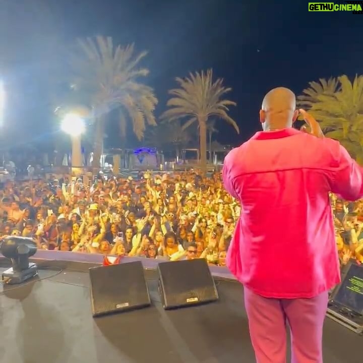 Léo Santana Instagram - Dump do pagodão da Bahia invadindo a Espanha! 🇪🇸😍 Ontem foi dia de viver a #EuroTourDoGG direto de Ibiza com direito a minha neni @loreimprota metendo dança comigo e @sheilamello e @tirullipa de Perna Bamba… #Gratidão, family. Sempre é incrível levar minha música pro mundo. 🙏🏿 📸: @heberb4rros
