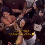 Léo Santana Instagram - Meu Deus, o próprio cabo de guerra 😂😂😂😂😂😂😂😂 calma gente, é só uma toalha kakakaka