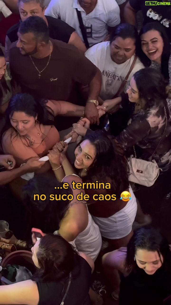 Léo Santana Instagram - Meu Deus, o próprio cabo de guerra 😂😂😂😂😂😂😂😂 calma gente, é só uma toalha kakakaka